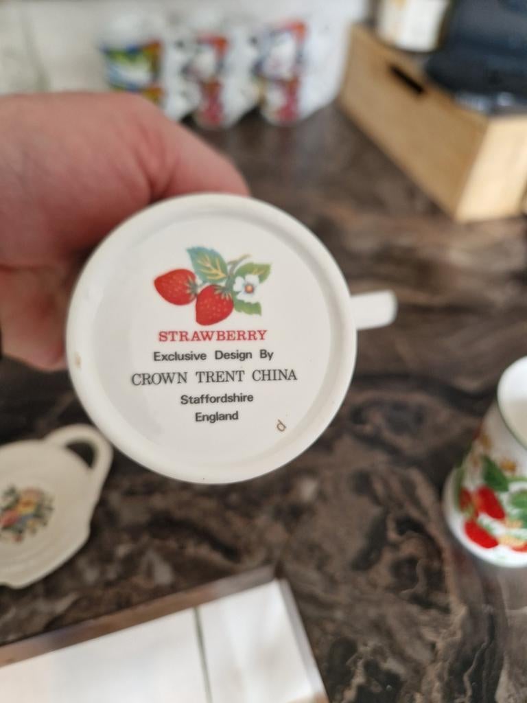 2 Aardbei Servies Kopjes - Crown Trent China Staffordshire, Huis en Inrichting, Keuken | Servies, Ophalen of Verzenden