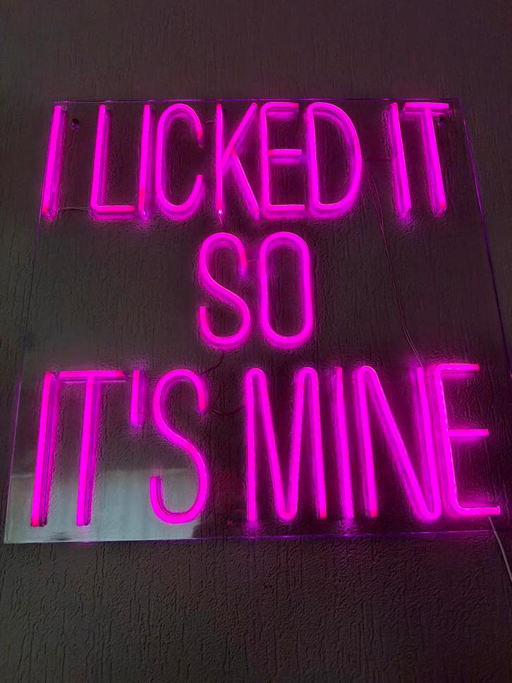 Neon lamp 'I licked it so its mine' - 60x60cm, Huis en Inrichting, Lampen | Overige, Nieuw, Ophalen
