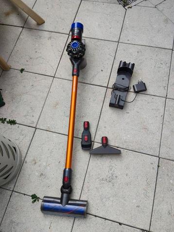 DYSON V8 WERKT PERFECT MET HULPSTUKKEN  beschikbaar voor biedingen
