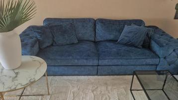 Te koop fluwelen zitbank beschikbaar voor biedingen