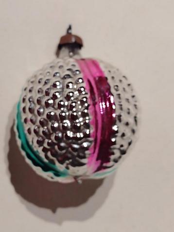 oude zilveren kerstbal met groen en fuxia H 6,5 cm beschikbaar voor biedingen