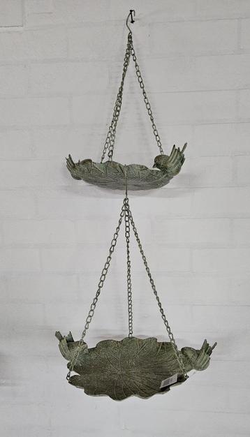 2 HANGERS MET VOEDERSCHAAL / SETPRIJS beschikbaar voor biedingen