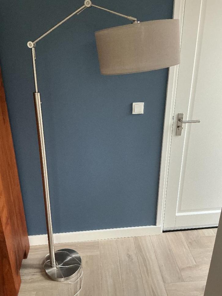Staande lamp, kleur taupe (dimbaar), Huis en Inrichting, Lampen | Vloerlampen, Zo goed als nieuw, 150 tot 200 cm, Overige materialen