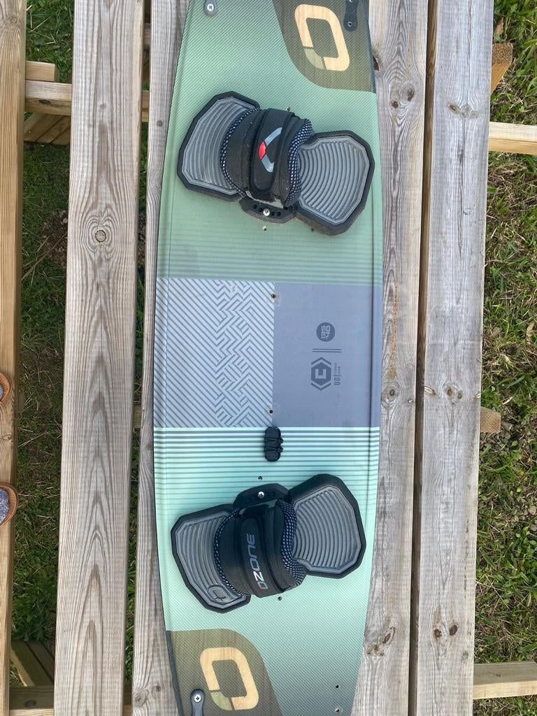 Ozone Code V4 135cm Kiteboard, Watersport en Boten, Kitesurfen, Zo goed als nieuw, Kiteboard, 4 m² of minder, Twintip, Ophalen of Verzenden