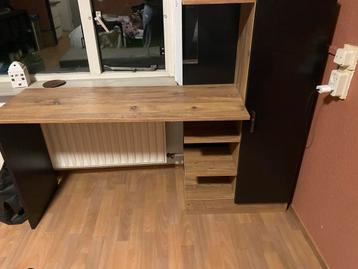 Stoer bureau met veel opbergruimte