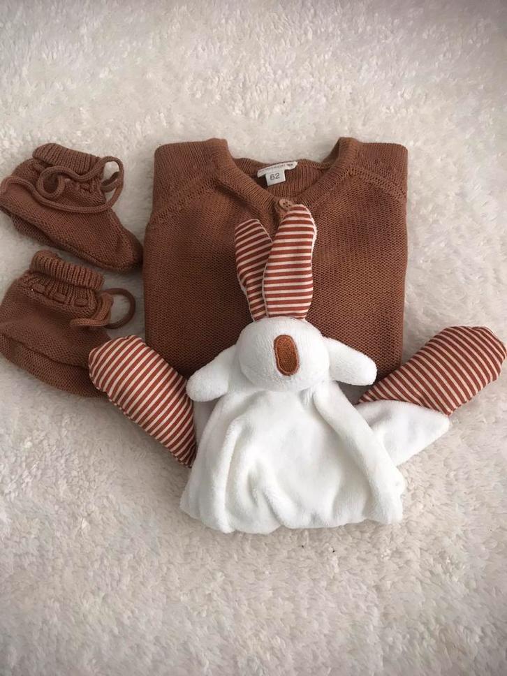 Vestje + slofjes  +knuffel, Kinderen en Baby's, Babykleding | Maat 62, Nieuw, Jongetje of Meisje, Truitje of Vestje, Ophalen of Verzenden