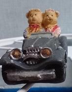 Miniatuur beeldje van twee beren in een donkergrijze auto, Verzamelen, Ophalen of Verzenden, Zo goed als nieuw, Beeldje, Overige merken