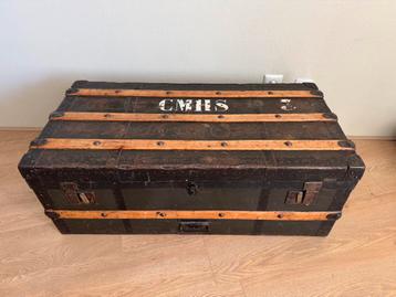 Vintage hutkoffer kist beschikbaar voor biedingen