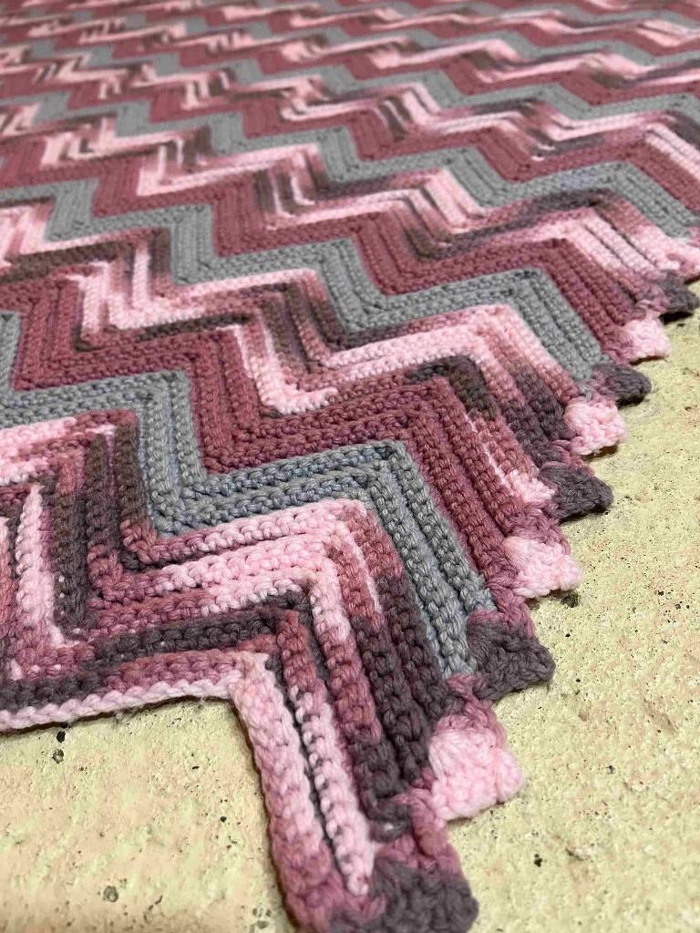Granny woondeken kleed gehaakt roze grijs zigzag 168/136, Gebruikt, Etten-Leur, DJT@dejuistetoon.eu, Ophalen of Verzenden