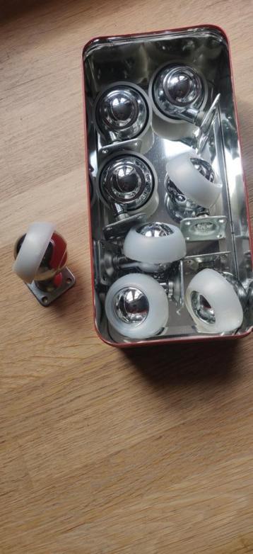 8 nieuwe verchroomde zwenkwieltjes beschikbaar voor biedingen