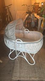Rieten witte wieg vintage stevig en super leuk!, Kinderen en Baby's, Babywiegjes en Ledikanten, Ophalen, Zo goed als nieuw, Wieg