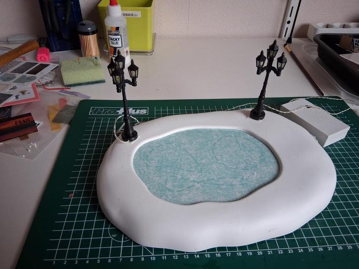 Lemax schaatsbaan met lantaarnpalen, Diversen, Kerst, Gebruikt, Ophalen of Verzenden