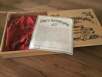 Oma’s kersenpittenzakje in houten kistje beschikbaar voor biedingen