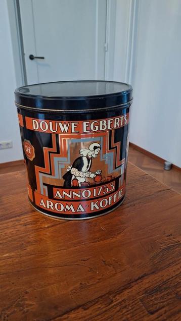 Groot, rond blik Douwe Egberts beschikbaar voor biedingen