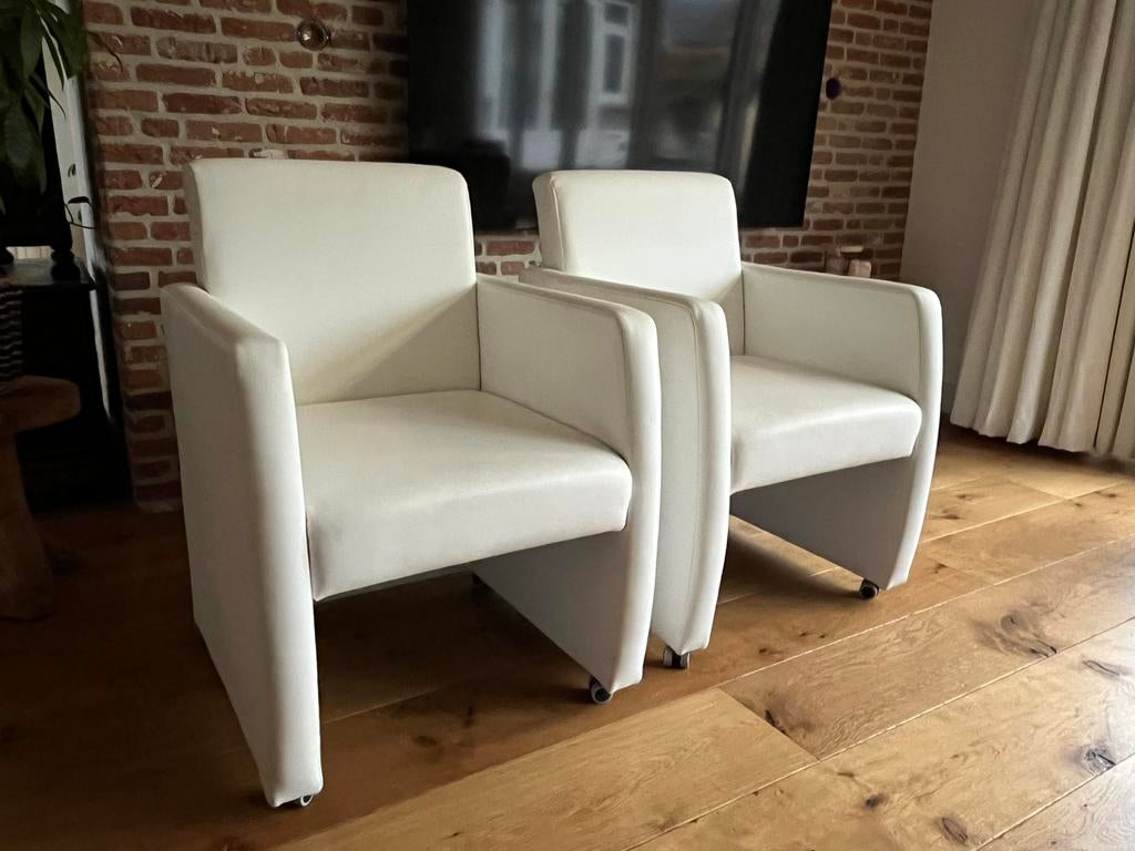 Twee kunstleren witte stoeltjes 60 x 60 x 87cm, Huis en Inrichting, Fauteuils, Ophalen, Zo goed als nieuw, Minder dan 75 cm, 50 tot 75 cm