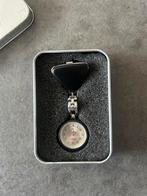 Zilverkleurig verpleegstershorloge, Sieraden, Tassen en Uiterlijk, Horloges | Dames, Overige merken, Zakhorloge, Staal, Ophalen of Verzenden