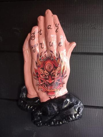 Biddende handen met Japanse tattoo silly art