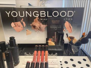 Partij Youngblood make-up incl display en testers beschikbaar voor biedingen