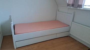 Eenpersoonsbed met lades
