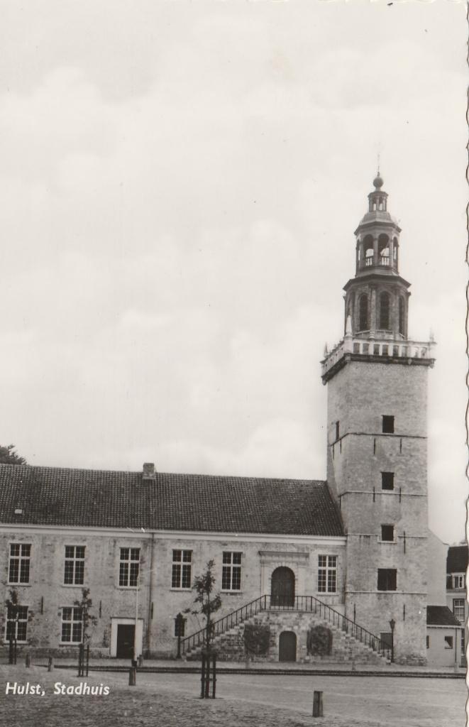 HULST Stadhuis, Verzamelen, Ansichtkaarten | Nederland, Gelopen, Zeeland, 1960 tot 1980, Verzenden