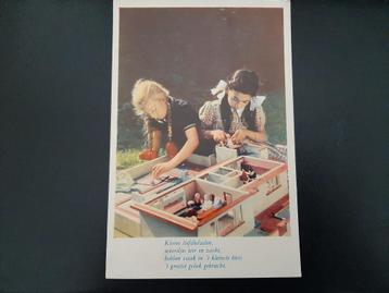 Kleine liefdedaden, kinder spelen met poppenhuis, ongelopen. beschikbaar voor biedingen