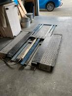 Auto lift- hefbrug- poetsbrug schaarbrug op krachtstroom, Ophalen