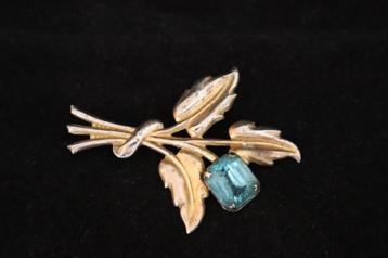 Vintage Coro glas aquamarine en zilver vermeil broche c 1940 beschikbaar voor biedingen