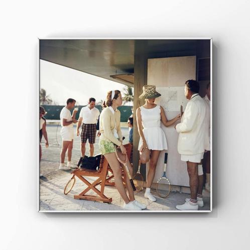 Slim Aarons – Tennis Conversation, Bahamas, circa 1957 kunst, Huis en Inrichting, Woonaccessoires | Schilderijen, Tekeningen en Foto's