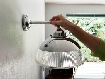 Industriële chromen wandlamp met grote geribbelde glazen kap beschikbaar voor biedingen