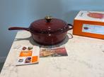 Nieuwe Le Creuset Cassadou 26 cm Rhône/ Garnet in de doos, Gietijzer, Nieuw, Ophalen of Verzenden, Keramische plaat