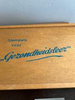 25 schoolstempels in houten doos, Antiek en Kunst, Verzenden