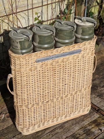 rieten opberg/deco mand met 4 x munitiekoker/ granatenkorf beschikbaar voor biedingen
