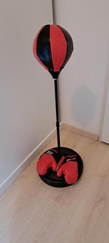 Kinder boxbal met handschoen, pompje om de bal op te blazen beschikbaar voor biedingen