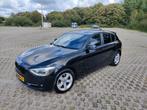 BMW 114i Sport High Exec Cruise Stoelverwarming PDC 220pk, 1-Serie, 65 €/maand, 4 cilinders, Zwart