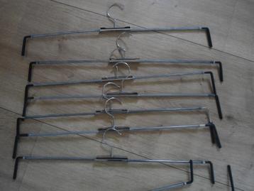 20 spanhangers voor broeken of rokken beschikbaar voor biedingen