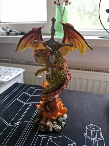 Beeldje van rode draak met zwaard beschikbaar voor biedingen