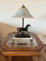 Witte glazen lamp met paard als onderstel, Antiek en Kunst, Ophalen