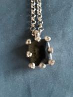 Zilverkleurige ketting met zwarte edelsteen, Zwart, Ophalen of Verzenden, Zo goed als nieuw, Met edelsteen