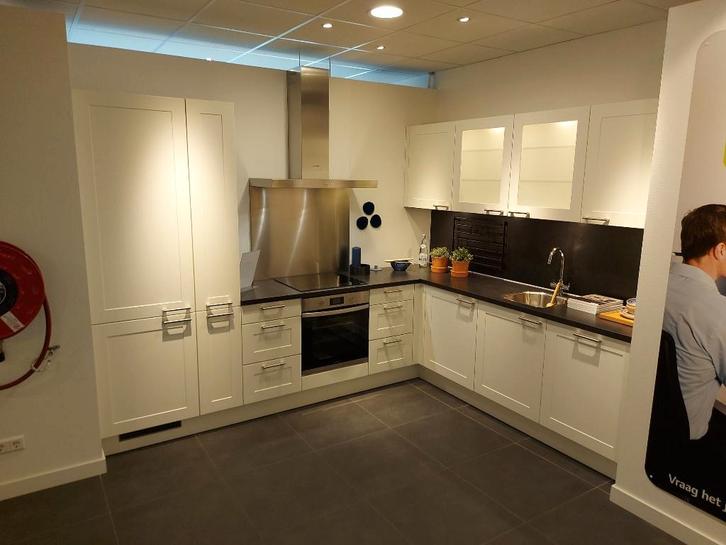 ZM005 – Lotus Showroomkeuken, Huis en Inrichting, Keuken | Complete keukens, Nieuw, Hoekkeuken, Wit, Hout, Hoogglans of Gelakt