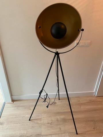 Industriële tripod vloerlamp (2 stuks) beschikbaar voor biedingen
