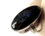 925 zilveren ring met prachtige donkerblauwe Labradoriet, 20 of groter, Verzenden, Zo goed als nieuw, Dame of Heer