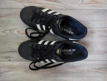 1 paar Zwarte Adidas, gedragen. Zo goed als nieuw  beschikbaar voor biedingen