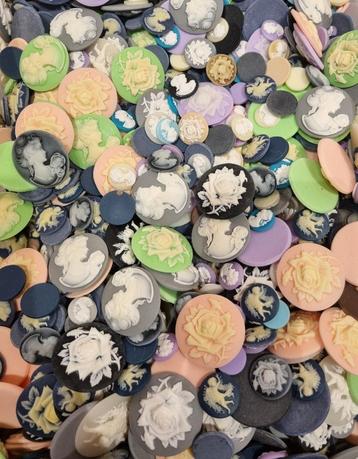 Partij camees, diverse kleuren en maten. 50 stuks beschikbaar voor biedingen
