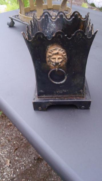 metalen pot met leeuwekopjes  beschikbaar voor biedingen