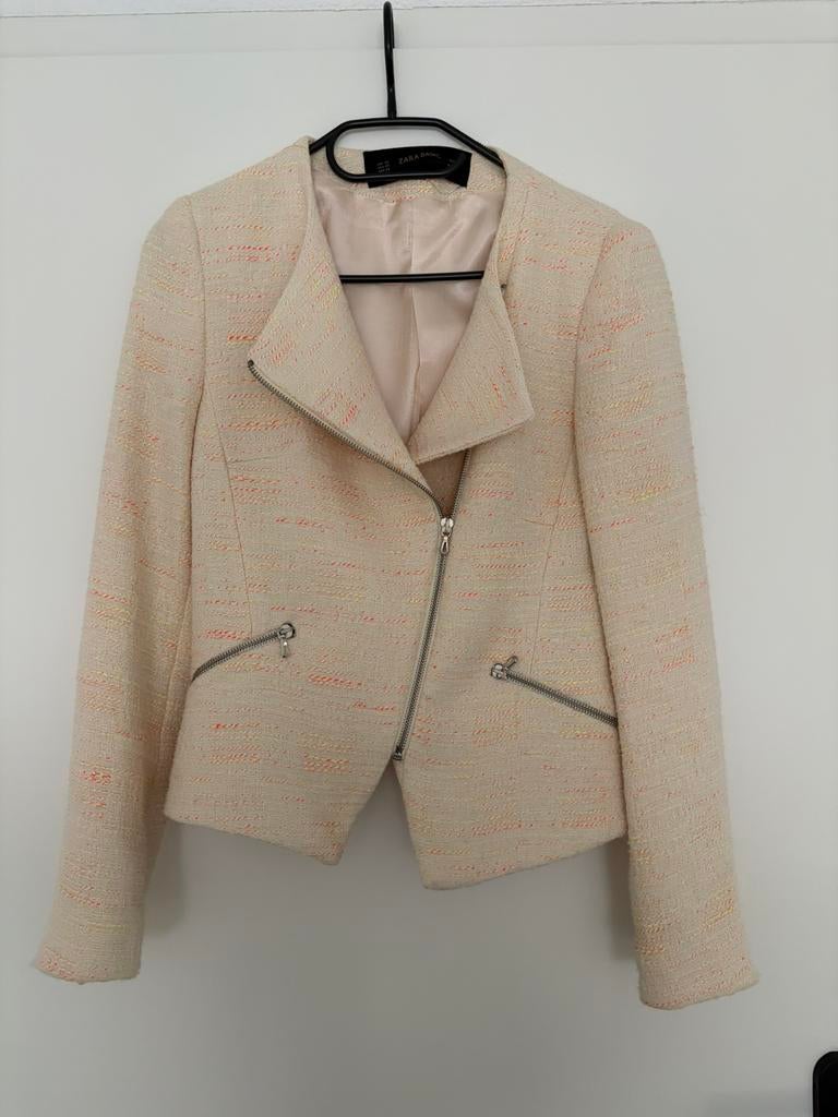 Kort jasje beige met oranje/gele effecten mt 34, Kleding | Dames, Jasjes, Kostuums en Pakken, Ophalen of Verzenden, Zo goed als nieuw