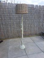 Staande houten lampvoet met rotan kap, Huis en Inrichting, Lampen | Vloerlampen, Ophalen