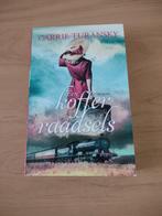 Een koffer vol raadsels- Carrie Turansky, Ophalen of Verzenden, Gelezen