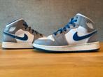 Jordan 1 mid true blue cement maat 38,5, Kleding | Heren, Schoenen, Nieuw, Blauw, Jordan, Ophalen of Verzenden