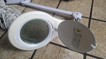 LED Loeplamp met Tafelklem beschikbaar voor biedingen