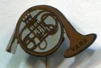 VARA hoorn blik muziekinstrument speldje ( V_047 ), Verzenden, Zo goed als nieuw, Merk, Speldje of Pin